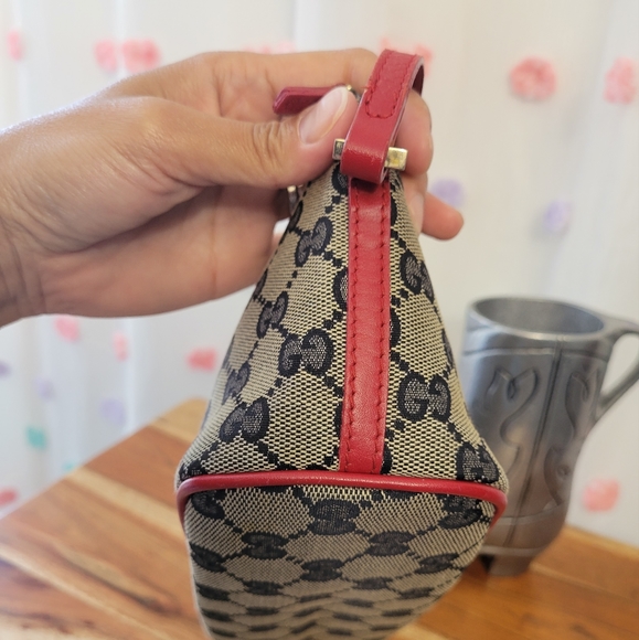 Authentic Gucci Boat Pochette 039•11032123 - Picture 7 of 17